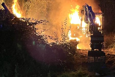 Der Bagger stand in Vollbrand. Foto: Polizei Minden-Lübbecke