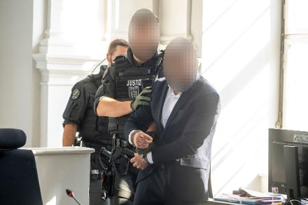 Der Angeklagte soll am 18. Geburtstag des ältesten Kindes auf seine Ehefrau geschossen haben