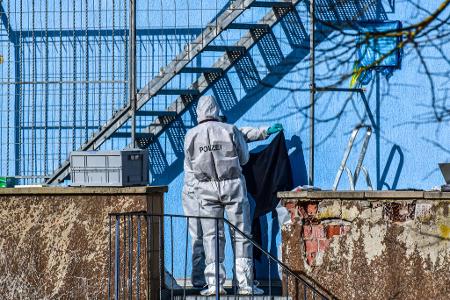 Der Mann soll seine Ehefrau auf einer Feuertreppe erschossen haben. (Archivfoto) 