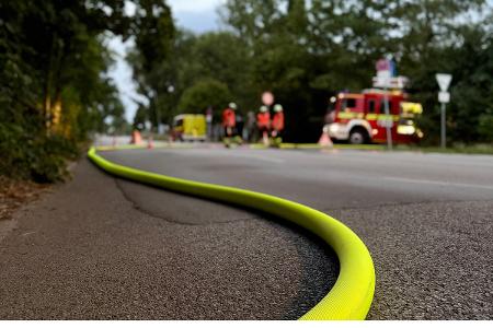 Die Freiwillige Feuerwehr München beim Befüllen eines Fischweihers in Langwied während der Hitzeperiode im August 2026.