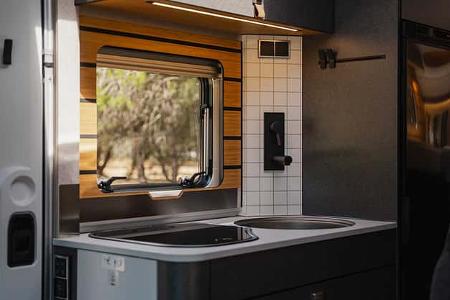 Hymer ML-T Xperience Teilintegrierter von Innen an der Küche