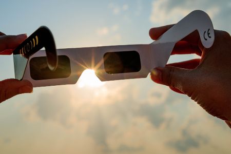Spezielle Brille zum Betrachten einer Sonnenfinsternis