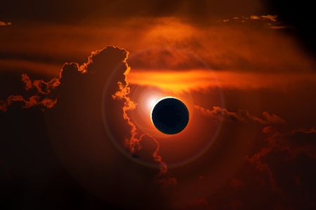 Wolken am Himmel neben einer Sonnenfinsternis