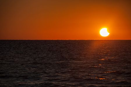 Partielle Sonnenfinsternis über dem Meer