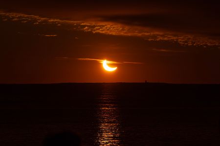 Partielle Sonnenfinsternis über dem Meer