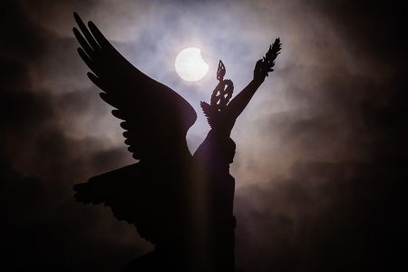 Sonnenfinsternis hinter der Victoria-Statue in Berlin