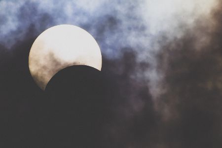 Mond schiebt sich vor Sonne