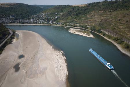 Die niedrigen Wasserstände am Rhein behindern den Transport von Öl und Sprit - das treibt die Preise. (Archivbild)