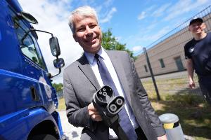 Verkehrsminister Bilger ließ sich einen E-Lkw zeigen.