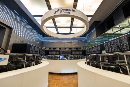 Handelsraum der Deutschen Börse in Frankfurt: Der Dax erreicht ein Rekordhoch (Archivbild)