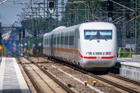 Die Bahnstrecke Hamburg-Berlin ging Mitte Juni mit sechswöchiger Verzögerung in Betrieb. (Archivbild)