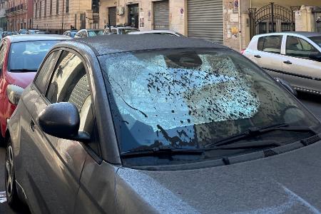 Auch die Scheiben von Autos sind mit Asche bedeckt.
