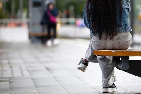 Warten auf den Bus zur Arbeit? Junge Menschen stellen oft Anforderungen an ihre Arbeit, wie ein Recht auf Homeoffice. (Symbolbild)