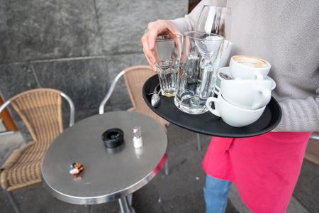Klassischer Studentenjob: Ein Kellner räumt einen Tisch in einem Restaurant ab. (Symbolbild)