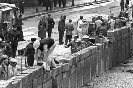 Am frühen Morgen des 13. August 1961 begann der Mauerbau. (Archivbild) 