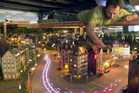 Wenige Tage vor der offiziellen Eröffnung des Miniatur-Wunderlandes arbeitet Gerrit Braun an der Anlage. (Archivbild)
