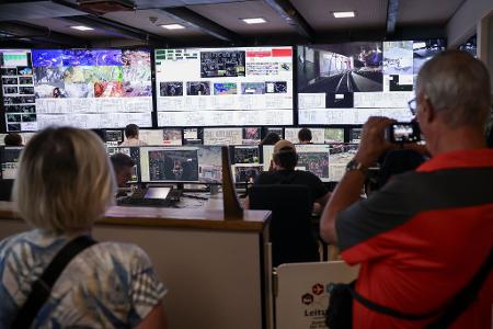 Der Leitstand hat die ganze Anlage im Blick. Unfälle, Ausfälle oder sonstige Fehler können damit sofort ausgemerzt werden. 