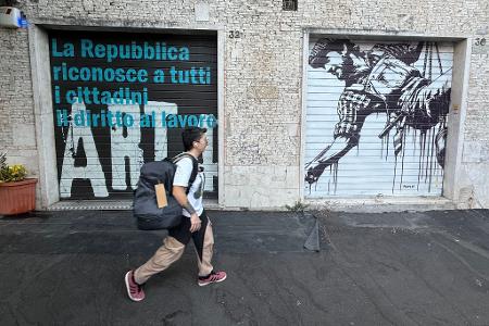 Anders als in den deutschen Innenstädten mit ihren vielen Schaufenstern hat in Italien noch so gut wie jedes Geschäft die schweren metallenen Rollläden.