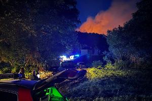 Feuerwehrleute können den Brand, der seit Dienstagabend wütet, nur mit großer Mühe löschen.