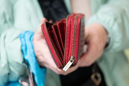 Je höher die Teuerungsrate, umso weniger können sich die Menschen für einen Euro leisten. (Symbolbild)