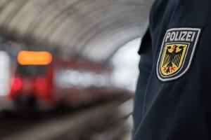 Bild:
Das Symbolbild kann mit dem Zusatz "Bundespolizei" im Zusammenhang mit der Pressemitteilung verwendet werden.