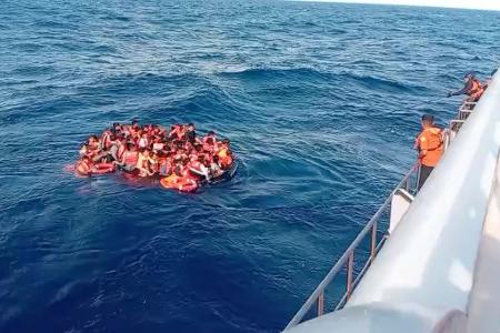 Viele an Bord versuchten sich in Rettungsbooten in Sicherheit zu bringen.