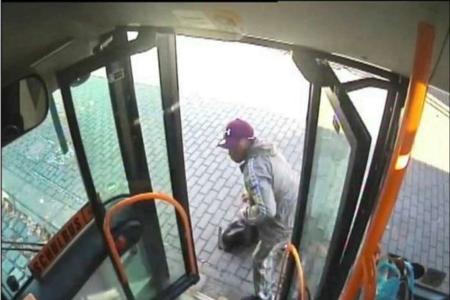 Unbekannter Täter wendet sich dem Busfahrer zu.