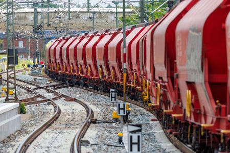 Die Bahn-Tochter DB Cargo bietet zusätzliche Gütertransporte an. (Archivbild)