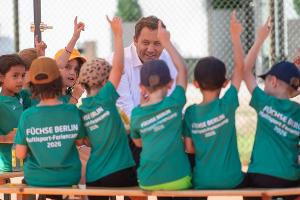 Klingbeil sprach mit Kindern in einem Berliner Sportcamp über seine Pläne. 