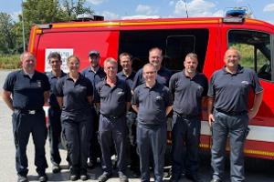 Die Teilnehmer des Kreislehrgangs "ABC-Erkundung" aus Kamp-Lintfort und Dinslaken gemeinsam mit den Kreisausbildern vor dem neuen CBRN-Erkundungswagen des Bundes.
