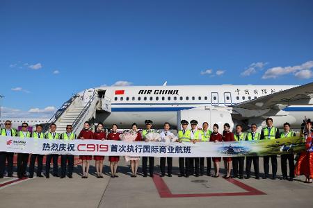 Das Passagierflugzeug vom Typ C919 nach dem ersten internationalen Flug von Peking nach Ulan Bator. Der Hersteller Comac will Airbus und Boeing Konkurrenz machen. 
