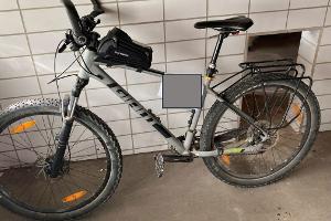 Wem gehört das Mountainbike der Marke "Giant" oder wer kann Hinweise auf den rechtmäßigen Eigentümer geben?