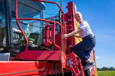 Schwesig gibt sich auf ihrer Wahlkampftour als Garant für Stabilität und Demokratie gegen die AfD - und verärgert damit auch andere politische Parteien.