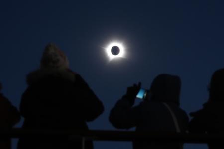 Passagiere schauen auf die totale Sonnenfinsternis an Bord des Kreuzfahrtschiffs „Ambition“ der Reederei Ambassador vor der Küste Grönlands.