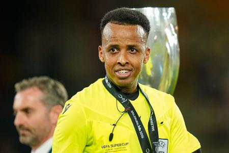 Schiedsrichter Omar Artan lächelt am Ende des UEFA-Supercup-Fußballspiels.