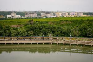 Blick auf das Kernkraftwerk Cernavoda, das aufgrund des extrem niedrigen Wasserstands der Donau ganz abgeschaltet wird.