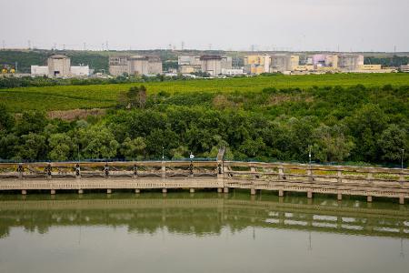 Blick auf das Kernkraftwerk Cernavoda, das aufgrund des extrem niedrigen Wasserstands der Donau ganz abgeschaltet wird.