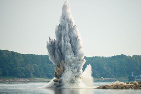 Die rumänische Marine sprengte jüngst Felsen, um angesichts des außergewöhnlich niedrigen Wasserstands der Donau die Wasserzufuhr zum Kernkraftwerk Cernavoda zu verbessern.