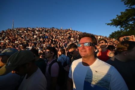 Großer Andrang herrschte auch in Deutschland, um die partielle Sonnenfinsternis zu beobachten - wie hier im Münchner Olympiapark.