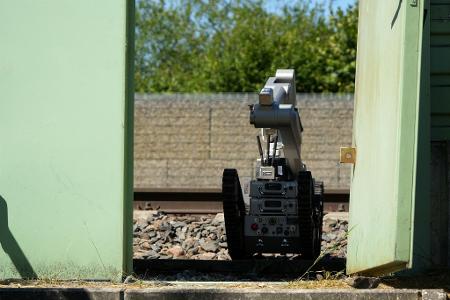 Ein Roboter ist auf dem Bahnhofsgelände im Einsatz.