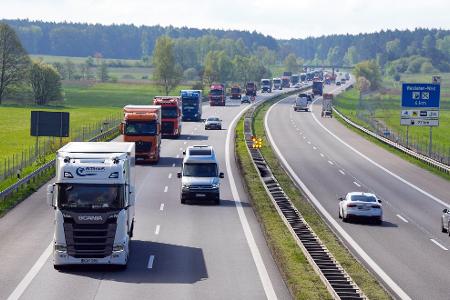 Der Verkehrsverband VDV lehnt den vermehrten Einsatz von sogenannten Lang-Lkw in Deutschland ab. (Archivbild).