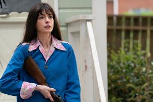 "The End of Oak Street": Anne Hathaway im Clinch mit Dinos