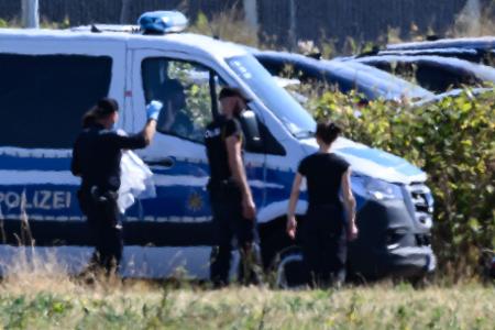 Seit eine mit Sprengstoff bestückte Drohne auf dem Flughafen Leipzig/Halle gefunden wurde, laufen die Ermittlungen auf Hochtouren. Am Mittwoch war erneut die Spurensicherung vor Ort.