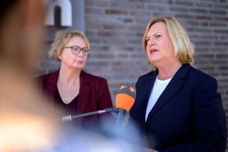 Bremens Innensenatorin, Eva Högl (SPD) und die niedersächsische Innenministerin, Daniela Behrens (SPD), nahmen von Cuxhaven aus an der Telefonkonferenz teil.