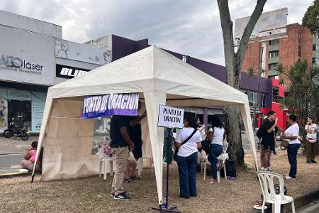 Ein Pavillon nahe einem eingestürzten Gebäude dient als 