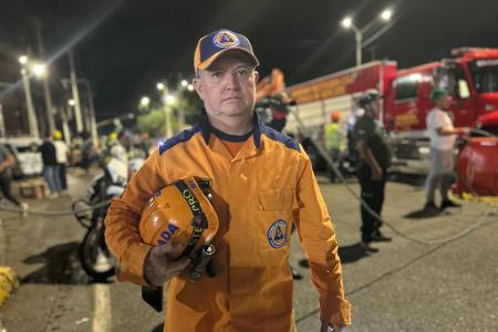 Fernando Acosta arbeitet als freiwilliger Helfer nach dem Erdbeben in Kolumbien mit.