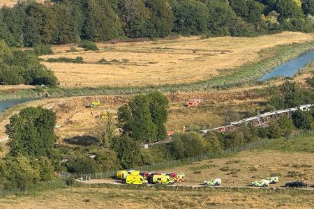 Laut der British Transport Police befinden sich Rettungskräfte und die Feuerwehr am Einsatzort.