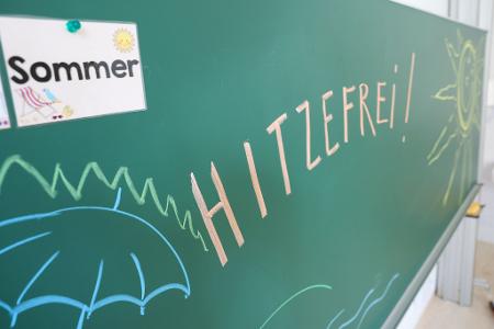 Ob es Hitzefrei gibt, liegt weitgehend im Ermessen der Schulleitung. Die Regeln variieren je nach Bundesland. 