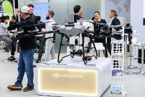 Eine Drohne des chinesischen Herstellers DJI. Die USA verhängen neue Zölle von bis zu 100 Prozent auf Drohnen aus dem Ausland. (Archivbild)