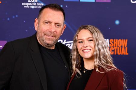 Ikke Hüftgold will seiner Nina zur Hochzeit den ESC schenken